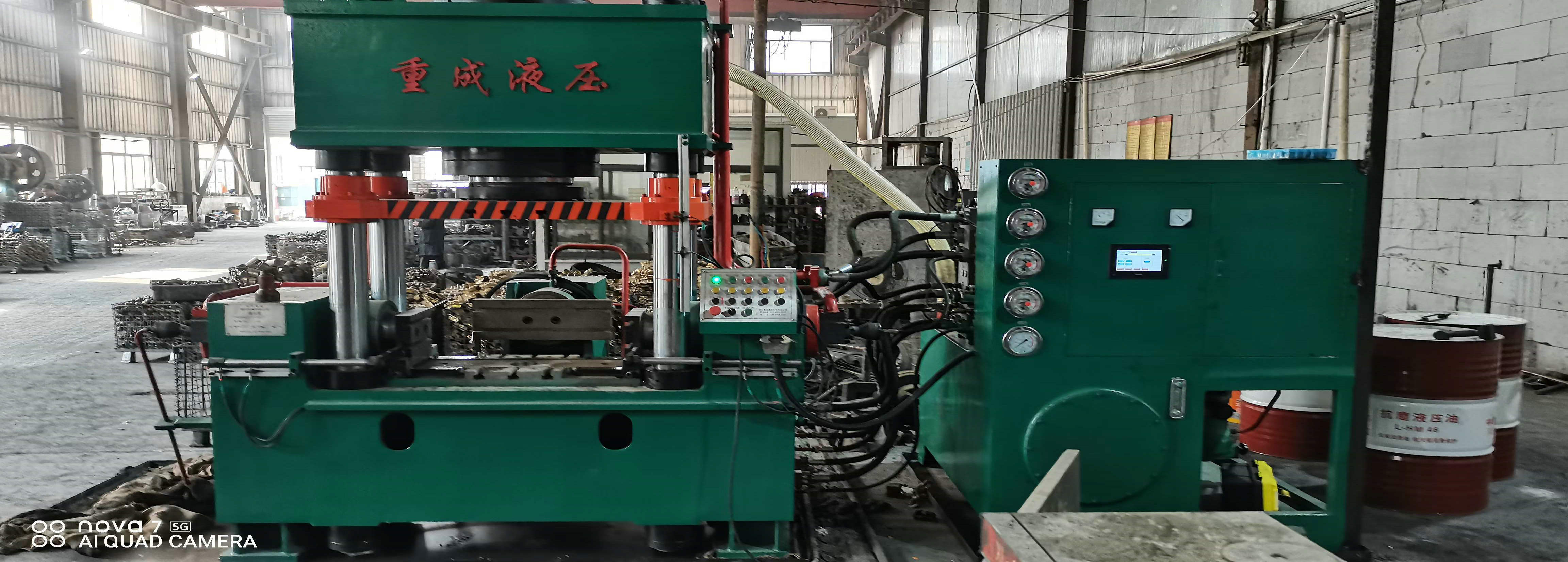 多曏(xiang)紅(hong)衝鍛(duan)造(zao)液壓機